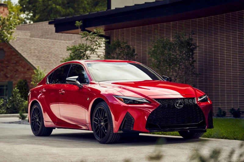 Lexus IS 2021.