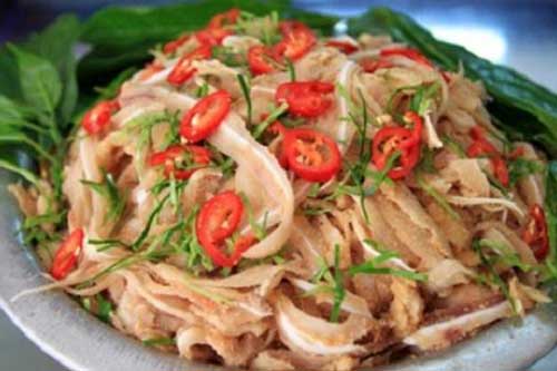 Mẹ đảm làm món tai thính cuốn lá sung cả nhà ai cũng thích