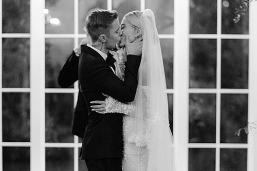 Justin Bieber kỷ niệm một năm cưới