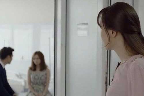 Bắt quả tang chồng tay trong tay với gái lạ đi chơi Trung Thu, vợ bình thản gửi 1 tin nhắn "đừng về, con có bố mới rồi" khiến gã phản bội run sợ