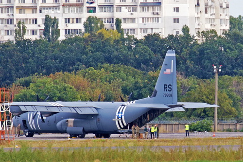 Vận tải cơ C-130J Hercules của Mỹ hạ cánh xuống đất Ukraine. Ảnh: Defence Blog.