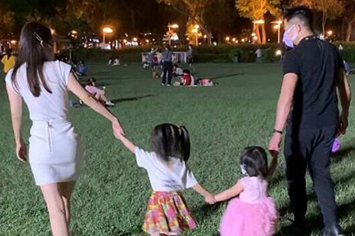 Quách Phú Thành đưa hai con gái đi chơi Trung thu