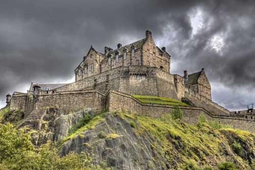 Bí ẩn rợn người đằng sau những lâu đài 'ma ám' đáng sợ nhất thế giới