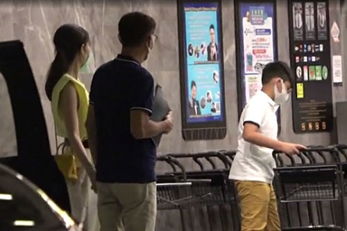 Lý Gia Hân đi mua sắm với chồng con