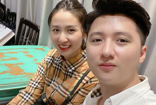 Hậu ly hôn Âu Hà My, Trọng Hưng mặc áo đôi với 'gái lạ', được fan khen 'tâm sinh tướng'