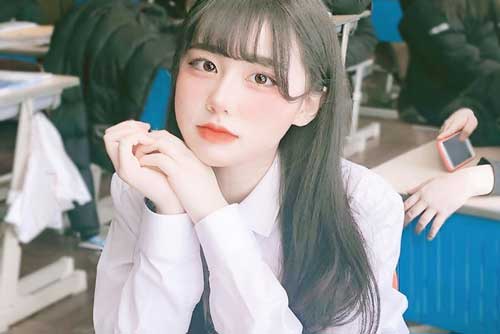 Phát hiện bị chụp lén, cô nàng hot girl chẳng những không khó chịu còn tự tin nhìn thẳng lại, nhan sắc thật khiến tất cả ngỡ ngàng