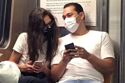 Katie Holmes và bồ trẻ mặc đồ đôi dạo phố