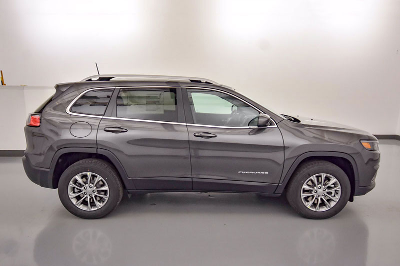 SUV động cơ V6, dẫn động 4 bánh, giá hơn 733 triệu