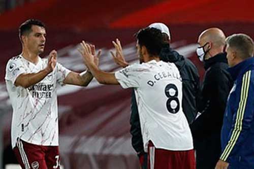 Arsenal còn 4 ngày để cách mạng hàng tiền vệ