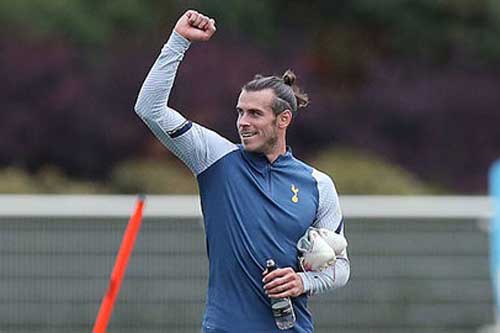 Bale cười tươi trên sân tập, báo hiệu sớm trở lại