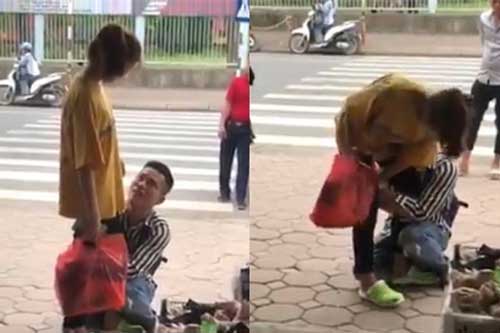 Anh chàng quỳ gối, ôm chân bạn gái giữa đường phố để níu kéo tình cảm