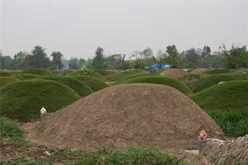 Bí ẩn những ngôi mộ người chết đất ngày càng nhiều và to dần lên