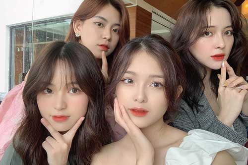 Khoe ảnh nhóm bạn thân 4 người ai cũng như hot girl, cô gái khiến cộng đồng mạng "nổi bão"