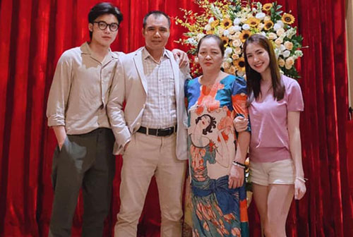 Hoà Minzy hiếm hoi khoe ảnh gia đình, em trai hot boy chiếm trọn spotlight