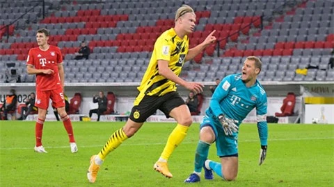 Haaland (áo sáng) ăn mừng bàn thắng san bằng tỷ số 2-2 cho Dortmund ở phút 55