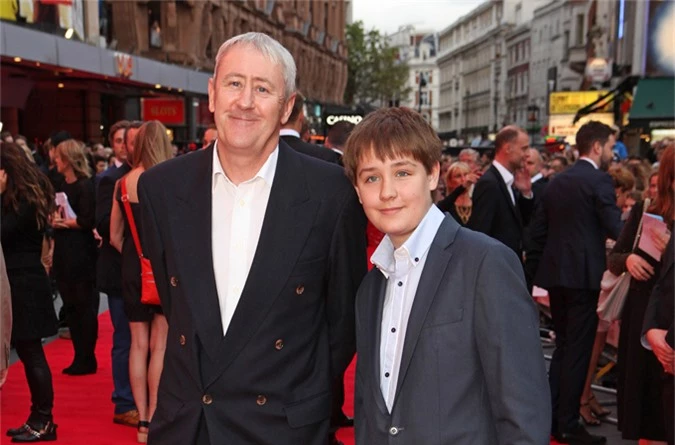 Archie Lyndhurst thời nhỏ bên bố  - diễn viên Nicholas Lyndhurst.