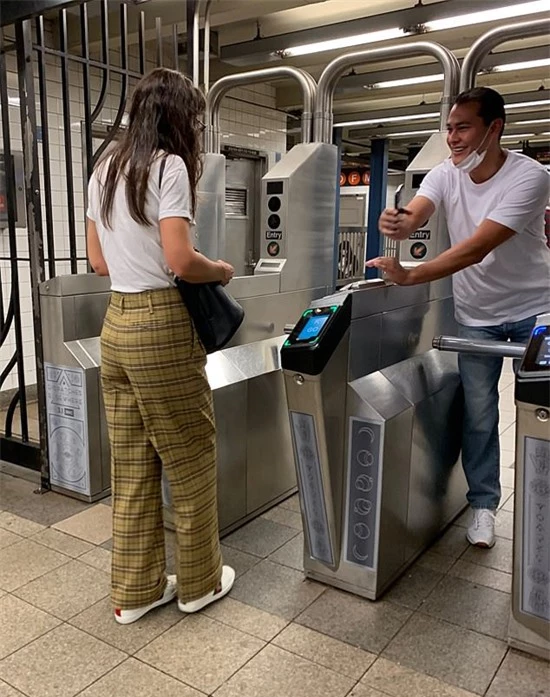 Họ không đi chơi bằng xế hộp của Emilio Vitolo Jr. như thường lệ mà chọn tàu điện ngầm để di chuyển quanh thành phố.