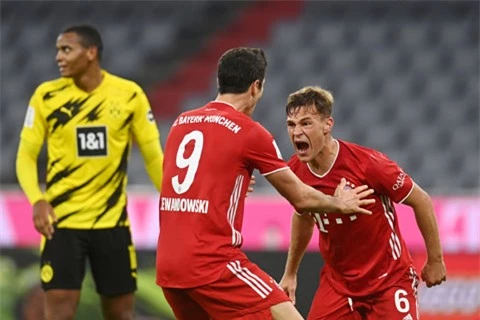 Kimmich (phải) ăn mừng bàn thắng ấn định chiến thắng 3-2 cho Bayern