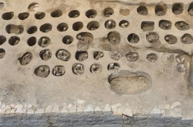 Lạ kỳ cổ mộ hình tổ ong khổng lồ chôn cất 1.500 hài cốt - ảnh 2