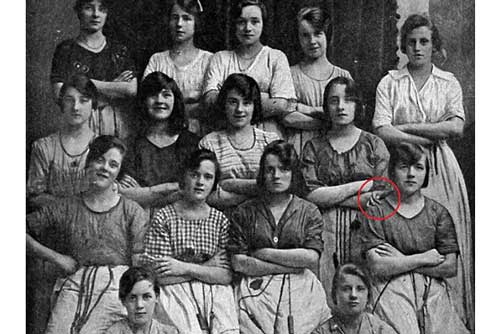 Bí ẩn bức ảnh 'cô thợ dệt' rùng rợn hơn một thế kỷ chưa có lời giải