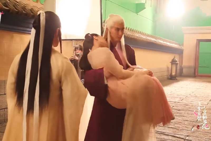 'Cười té ghế' với hậu trường bế người đẹp trong phim Hoa Ngữ: Địch Lệ Nhiệt Ba khiến bao ‘nam thần’ khóc than