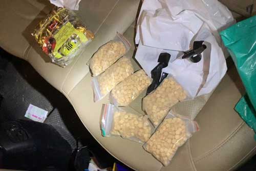TP.HCM: Bắt cặp đôi dùng ô tô vận chuyển 1.800 viên ma túy tổng hợp