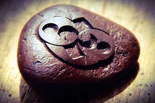 Lý giải bí ẩn kỳ lạ đằng sau viên đá nghi của người ngoài hành tinh