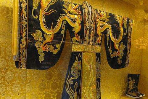 Long bào của các vị Hoàng đế ngày xưa bị cấm giặt bằng nước, vậy thì các cung nhân phải xử lý như thế nào?