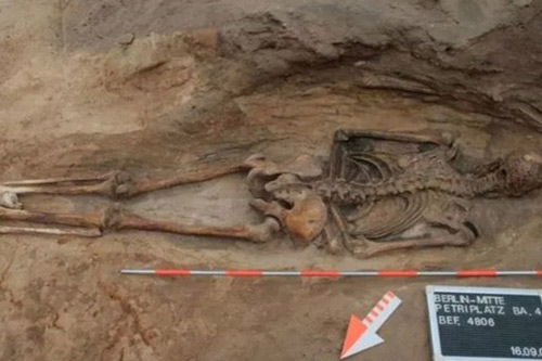 Hài cốt nằm úp trong cổ mộ và bí ẩn lời nguyền 'xác sống'