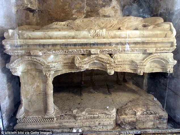 Hầm mộ từng được cho là chứa di hài Thánh Nicholas.