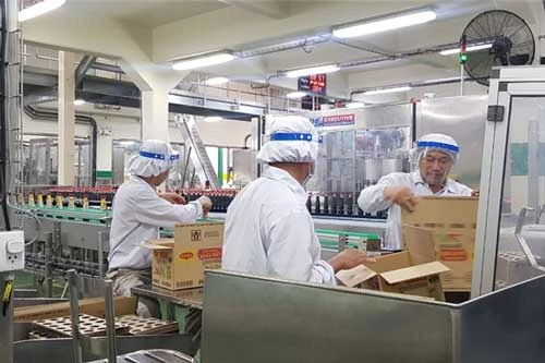 Nhân viên Nestlé được trang bị đầy đủ đồ bảo hộ để đảm bảo an toàn trong bối cảnh dịch bệnh.