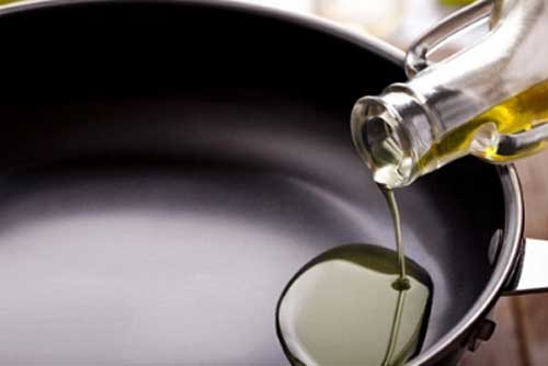 Chảo chống dính mới mua về mà bôi ngay thứ này vào đảm bảo càng dùng càng bền