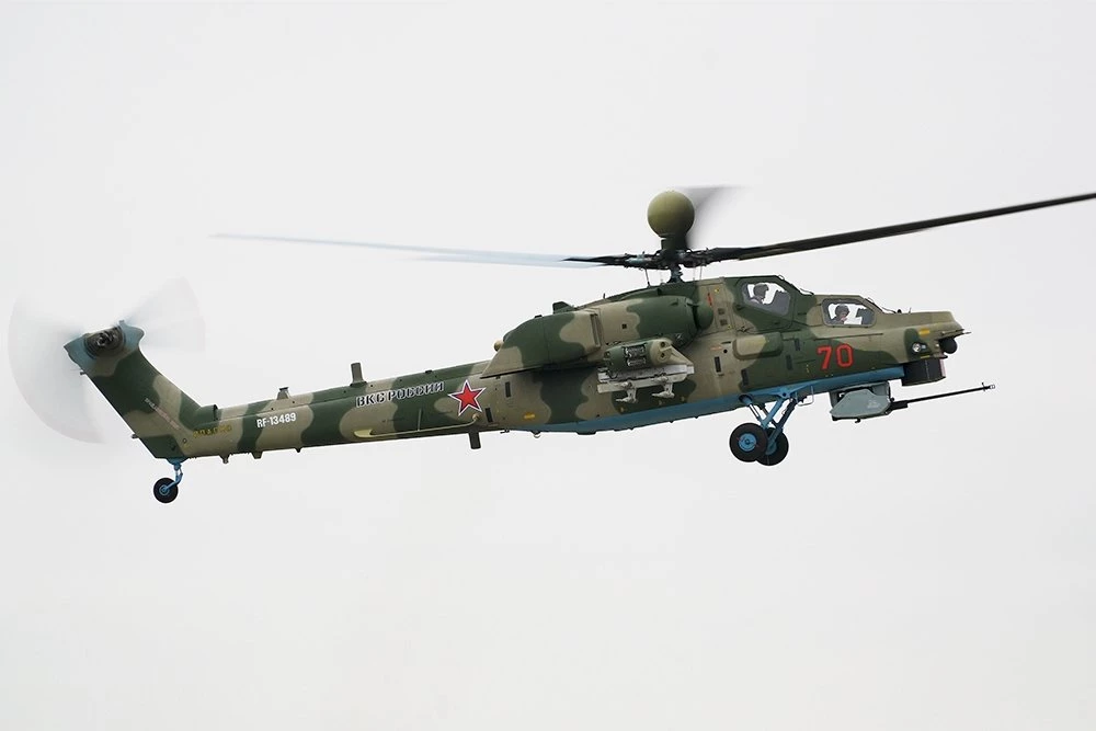 Trực thăng tấn công Mi-28NM Night Hunter của Nga sẽ được trang bị máy bay không người lái cảm tử. Ảnh: TASS.