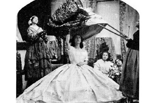 Bí ẩn về chiếc váy 'giết chết' hơn 40.000 phụ nữ