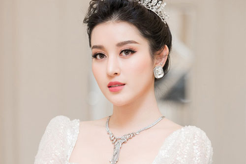 Á hậu Huyền My bị đồn yêu cầu thủ, đã âm thầm lấy chồng sinh con