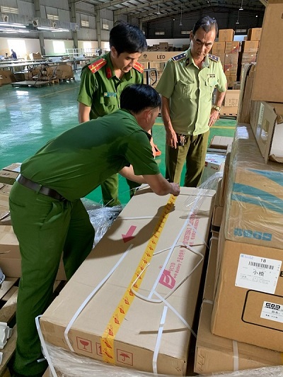 Bình Dương phát hiện trên 200 bộ đèn led năng lượng mặt trời nghi vấn nhập lậu