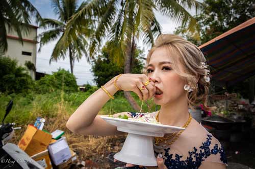 Bộ ảnh cưới "bá đạo" của cặp đôi chọn ngay background như bãi chiến trường mà vẫn hút like mạng xã hội