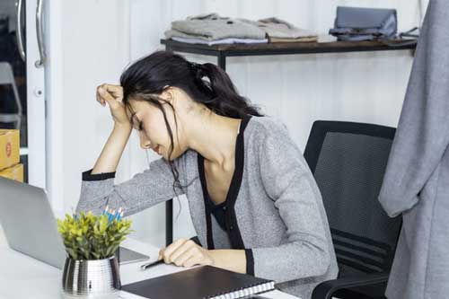 Thấy mẹ tôi đến chơi và ngủ lại, chị chồng chỉ ra ghế sofa nói một câu khiến tôi phẫn nộ đuổi cả 4 người nhà chị đi