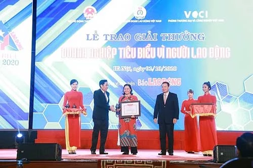 Bà Trương Bích Đào, Giám đốc nhân sự Công ty TNHH Nestlé Việt Nam nhận bằng khen và kỷ niệm chương từ Ban tổ chức.