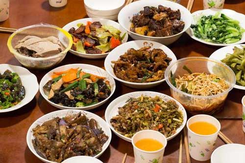 Tiếp đãi bố mẹ chồng lên chơi bằng mâm cơm 11 món nhưng vẫn bị chê bai, nàng dâu "chơi lớn" khiến dân tình ủng hộ rào rào