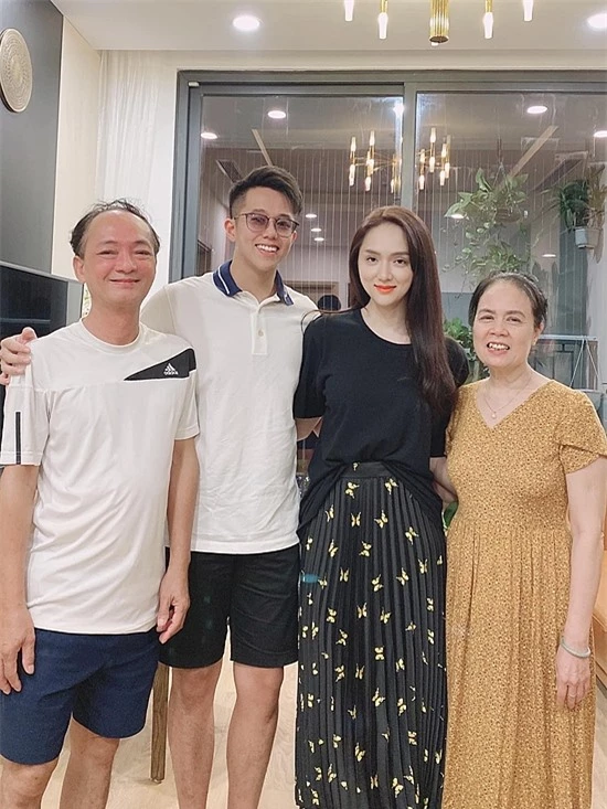 Matt Liu (thứ hai từ trái sang) bên cạnh bố mẹ Hương Giang.