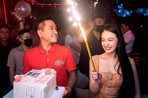 Hương Baby làm sinh nhật sớm cho Tuấn Hưng