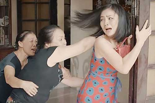 Lén đặt camera giấu kín, con dâu vạch trần mẹ chồng thường xuyên vu oan điều ác