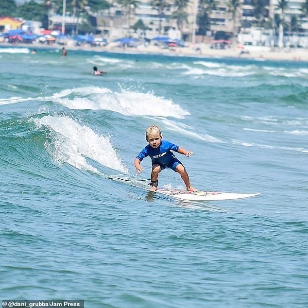 Chuyện lạ: Bé trai 4 tuổi có khả năng lướt sóng như vận động viên chuyên nghiệp