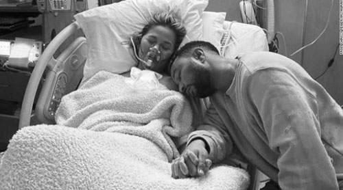 Chrissy Teigen đau đớn tiết lộ đã sảy thai