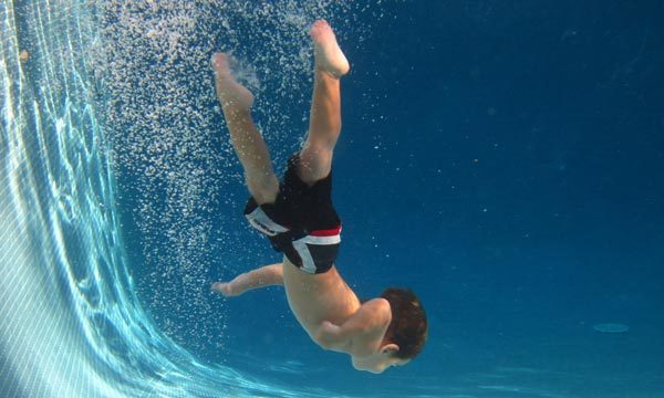 Chuyện lạ: Cậu bé sống sót phi thường sau 42 phút chìm dưới nước