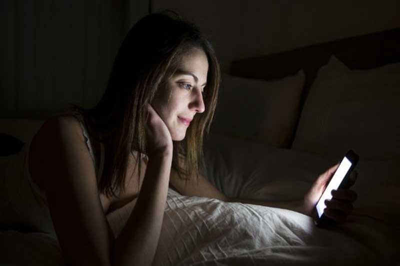 Những lưu ý khi dùng điện thoại ban đêm để tránh bị ung thư, ảnh hưởng sức khỏe