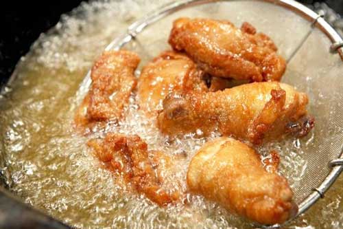 3 sai lầm khi dùng dầu ăn khiến bạn dễ rước độc tố vào người, nhất là điều thứ 2