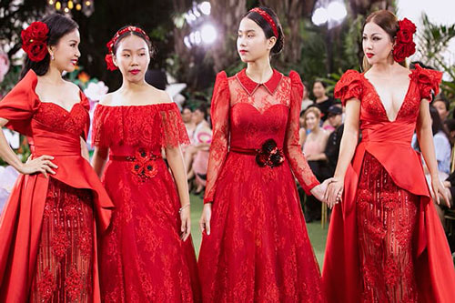 Cẩm Ly cùng Minh Tuyết xuất hiện trên sàn catwalk, nhan sắc hai con gái chị Tư mới ngỡ ngàng