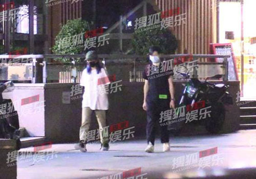 'Én nhỏ' Triệu Vy bị bắt gặp đi cùng trai trẻ giữa trời đêm khuya khoắt